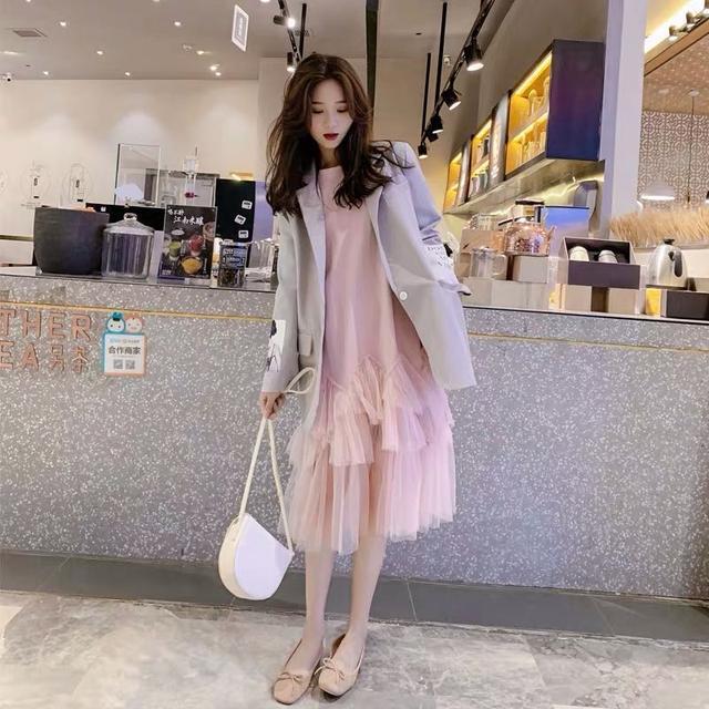 小西装虽然是女生的特定服饰 小西装搭配裙子的图片