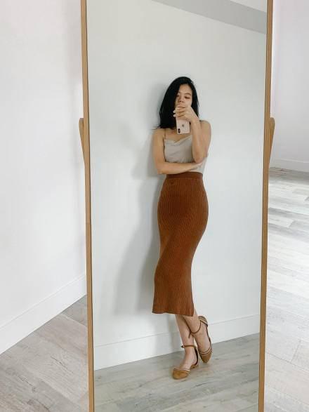 有的姐妹打开衣橱永远只会黑白灰基础搭配 熟龄女性适合穿衣色彩和穿衣风格