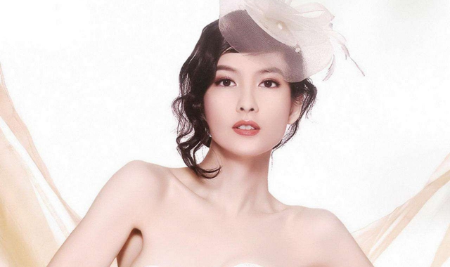 周慧敏老公疑再出轨 与30岁短发女子亲密逛街