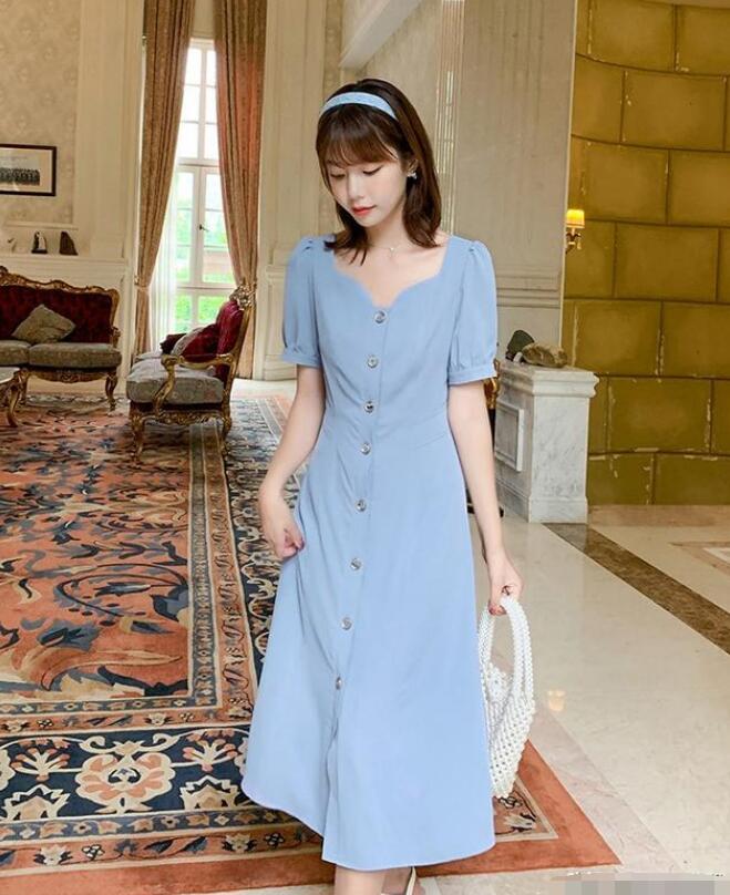 连衣裙做为一款划性别的单品 女士连衣裙如何搭配图片