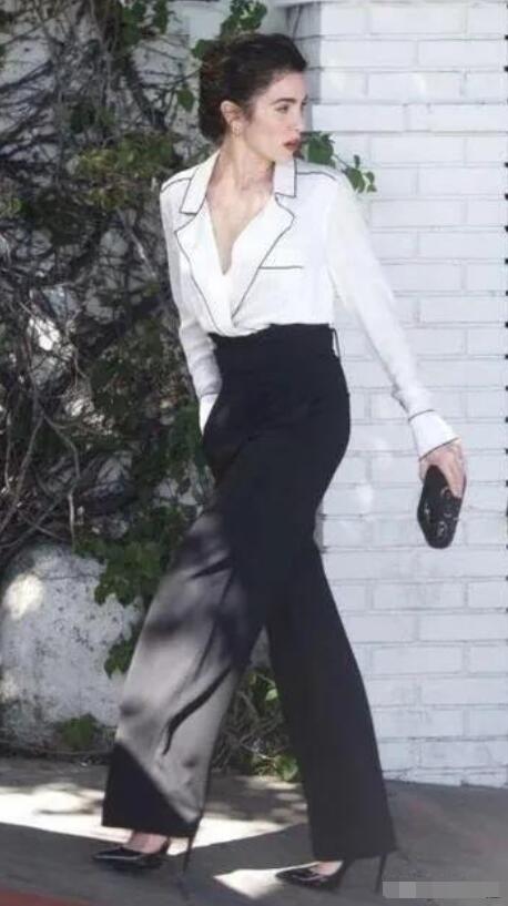 夏季阔腿裤是女生必备的一件单品 黑色阔腿裤搭配什么上衣和鞋子好看
