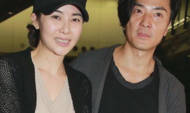 郑伊健与妻子情侣装同框现身 丝毫没有明星的架子