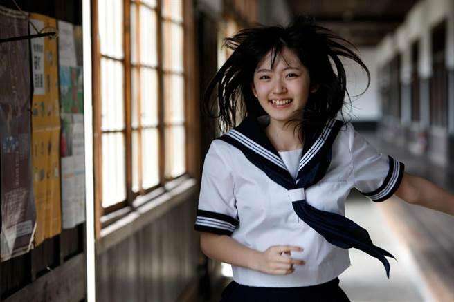 日本女生校服裙摆很短 日本校服演变史 有哪些款式