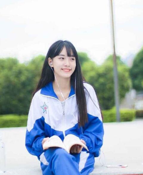 这个年龄段的女生正是青春期刚过 高中女生怎么穿搭好看？