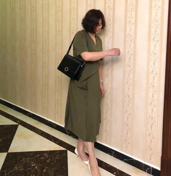 55岁 55岁适合穿什么颜色衣服？