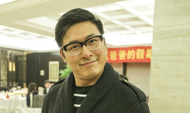 王岳伦与女子举止亲密 与辣妹壁咚疑接吻