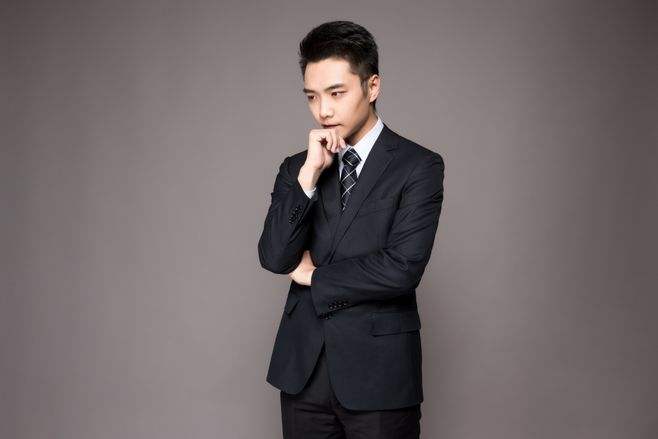 现代人越来越注重穿衣打扮 男生怎么提高自己的气质和颜值