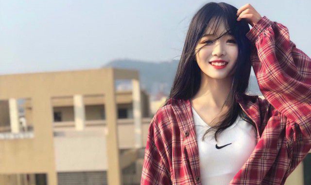 红色上衣配什么颜色裤子 这样穿回头率超高