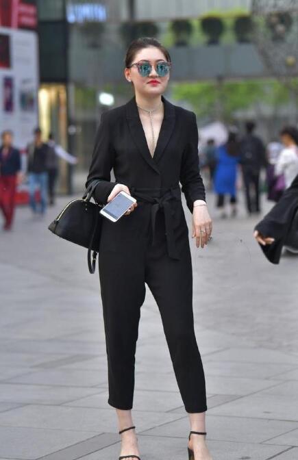 小编对于一些网络热词并不是太了解 微胖女生穿什么衣服显瘦