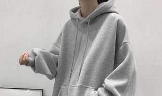 男士灰色连帽卫衣搭配什么裤子好看 男士灰色连帽卫衣搭配的裤子介绍