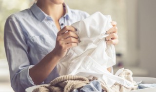 口红弄在衣服上怎么洗干净 口红弄在衣服上如何洗干净