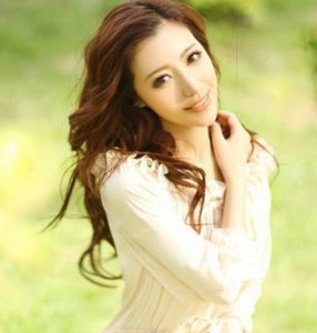 女生烫发造型 迷人女生长发烫发发型让你韵味十足