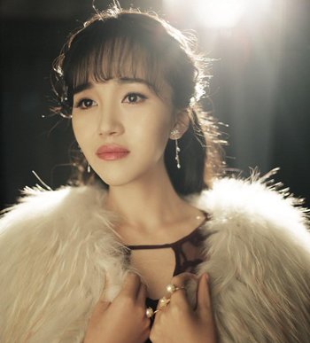 冬天穿毛领的发型 冬季女生时尚黑色发型