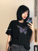 短发女生穿搭｜蝴蝶印花黑色T恤太好看了