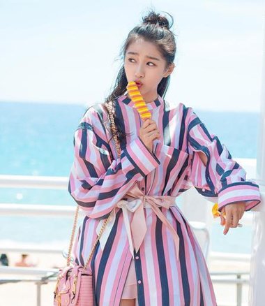 蓝天都成为你的背景板 关晓彤扎中长发清爽一夏