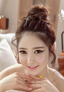 非主流凌乱时尚丸子头发型 女生超简单漂亮丸子