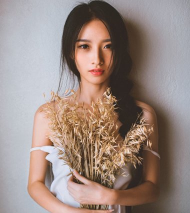 平分中长直发如何扎漂亮 平分直发扎小辫子发型
