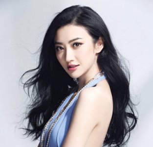 景甜的小脸型能有多大方 一九分露额头卷发告别小精致