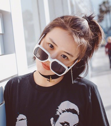 阳光下的马思纯美呆了 街拍梳短发还是扎发好