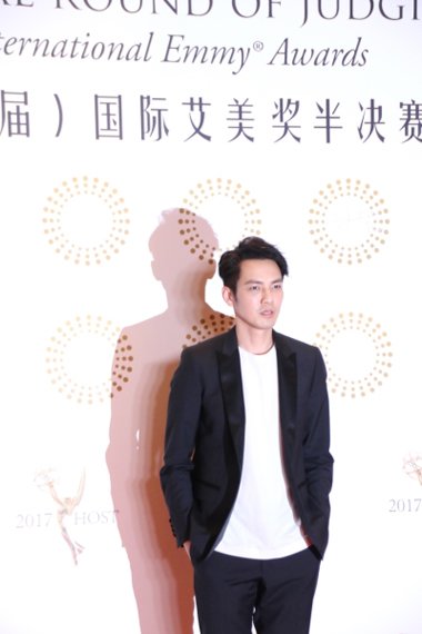 偶像演员钟汉良换新发 蓬松三七分头展帅气