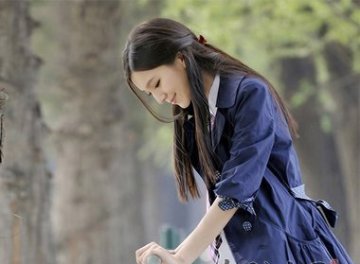 可爱妹子好看公主头扎法图片 简单黑色长发半扎