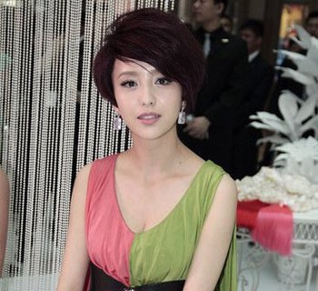 30岁妇人脸很小做什么发型脸看起来大点 适合小脸女孩的时髦发型