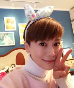 超短发+发带秀出你的时尚风格 女孩子超短发戴发带造型