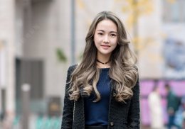 圆脸女生适合卷发吗？当然！金秋圆脸女生梳流行卷发做百变时尚达人