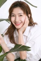 女孩子最新奶茶亚麻色发型 诠释时代风采的长发造型