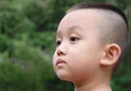 小孩子怎么做一个爱心头 剃小男孩头型桃心只是最简单的