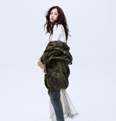 少女烫发玩出新潮流 周雨彤多变个性长卷发发型