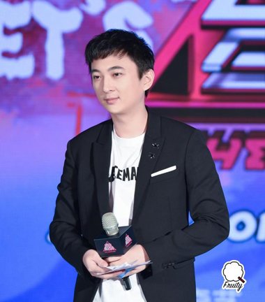万达公子王思聪出席活动 微卷头发精剪出了帅气