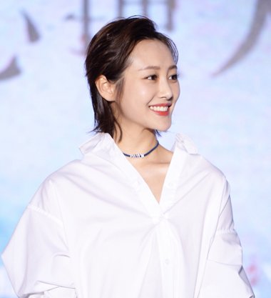 李纯剪了短发是这样 齐脖短发发尾可以做碎