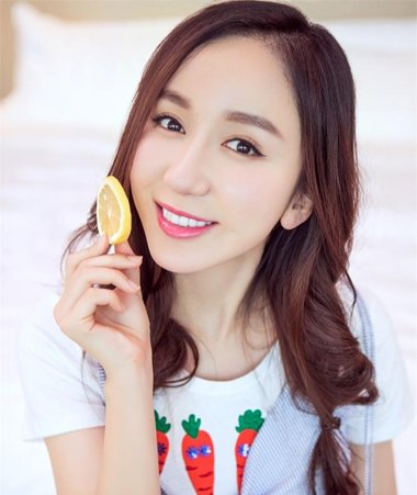 这几款发型是甜美主力军 娄艺潇少女系写真就是这样做的