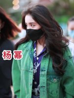 杨幂植发？发量蓬松又自然，却被X腿型抢镜了