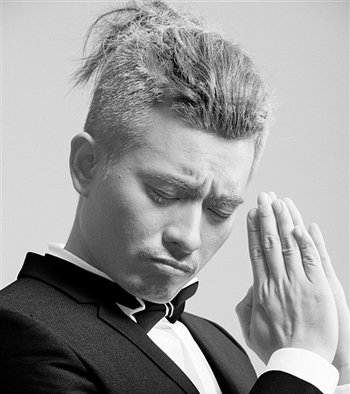 男生侧面头发扎小辫子好看吗 男生潮流辫子发型