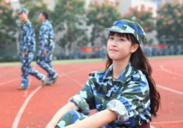 有没有适合学生妹的卷发发型 烫完头发之后她们都美成校草了