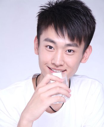 十七岁男的长脸染什么色头发漂亮 十六七岁男生清纯发型
