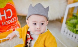 周岁男宝宝刚剃完头怎么打扮最帅 男幼童戴创意发饰光头都没关系