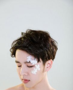 糖果哥哥徐浩推短发展帅气 花草间夏日青春歌谣发型