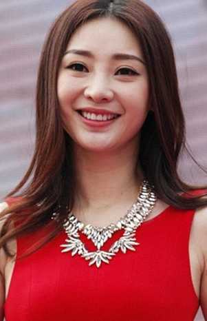 迷人中长卷发 变身潮范派对女王
