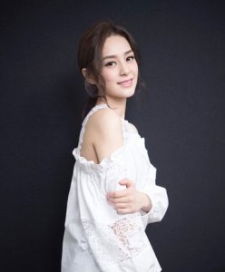 钟欣潼梳长刘海拍写真 简单扎发打造出时尚
