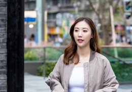 发量少的女生赶紧去美发店烫头 优雅不显老的长卷发做更美的自己