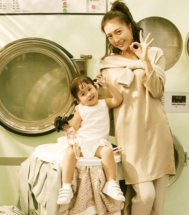 就让老公给你拍这样的亲子照 包文婧包饺子生活写真超甜美