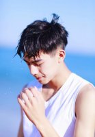 潮男宋威龙波波头发型 型男两边推光造型