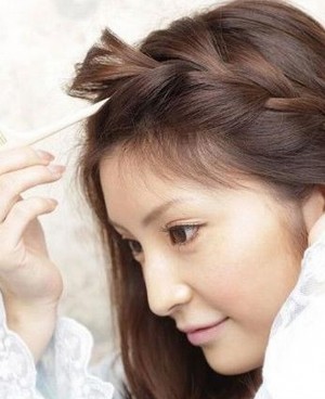 编辫子发型扎法图解 示范麻花辫侧发髻扎发图解