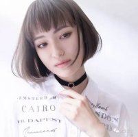 网红眉上刘海短发 看上去非常的二