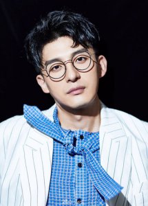 黑色短烫发照样清新又大气 男生韩范黑色短烫发发型
