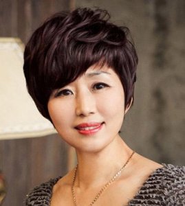 老年女性短发烫发发型 中老年女短发烫发发型图片