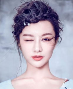 最新瓜子脸女生流行盘发 适合瓜子脸的直发盘发